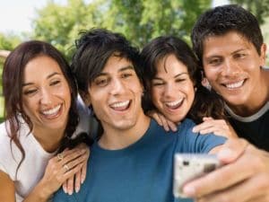 Grupo de adolescentes sonrientes tomando selfie