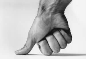 pulgar presionando el papel