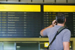 
Hombre comprobando el estado del vuelo